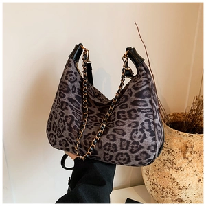 Detail der Hobo-Tasche mit Leopardenmuster, goldener Kette und weicher Stoffstruktur