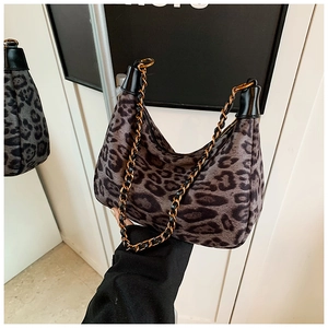 Detail der Hobo-Tasche mit Leopardenmuster in Grauschwarz und goldener Kettenriemen