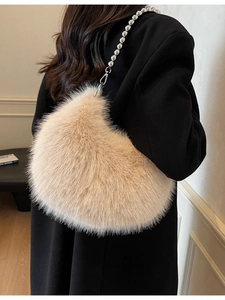 Sac hobo en fausse fourrure beige avec bandoulière à billes argentées sur manteau noir
