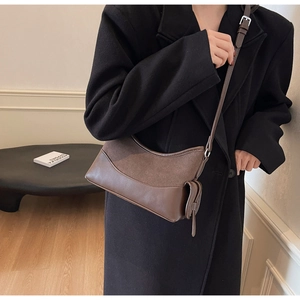 Detailansicht der dunkelbraunen Hobo-Tasche mit Fokus auf Nähte und Metallschnalle