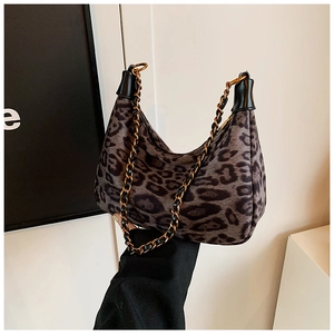 Detail der Leoparden-Halbmondtasche mit schwarzem Ledergriff und goldener Kette
