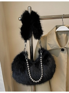 Sac à main noir en fausse fourrure avec chaîne argentée et bandoulière en peluche