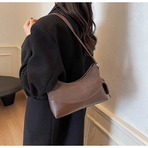 Details der braunen Wildledertasche mit Materialmix und eleganter Halbmond-Form