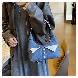 Détail du sac à épaule en denim bleu avec col de chemise créatif et boutons