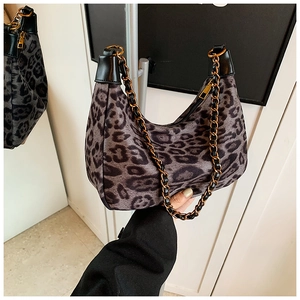Detail der Hobo-Tasche mit grauem Leopardenmuster und goldener Ketten-Schulterriemen
