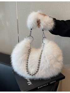 Sac à bandoulière en fausse fourrure blanche avec chaîne argentée et anse peluche