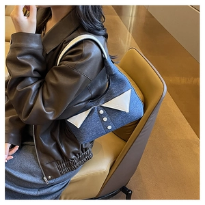 Détail du sac d'épaule créatif en jean avec design de col de chemise blanc et boutons