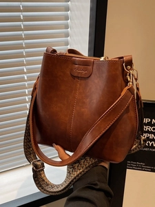 Sac Seau en Cuir PU Vintage Pour Femmes Mode Sac à Bandoulière Avec Large Sangle Tissée Géométrique Sac à Main Urbain