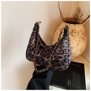 Detail der Handtasche mit Leopardenmuster, Leder-Goldkette und plüschiger Textur