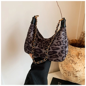Detail der sichelförmigen Leopard-Schultertasche mit Goldkette und Wildleder-Finish
