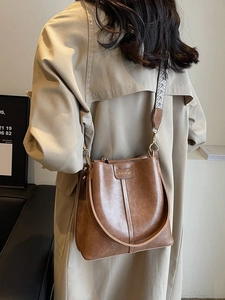 Sac seau en cuir marron texturé avec bandoulière à motifs pour les trajets quotidiens