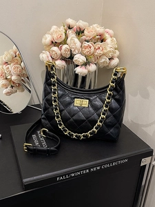 Borsa a mano in pelle nera trapuntata con catena dorata e chiusura vintage invernale