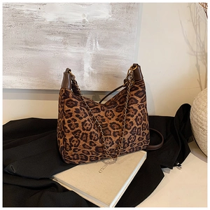 Detailansicht der Handtasche mit Leopardenmuster, Goldkette und braunem Lederbesatz