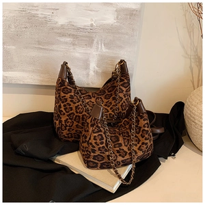 Nahaufnahme der Leopardenmuster-Taschen mit Pelzstruktur und goldenen Kettenriemen