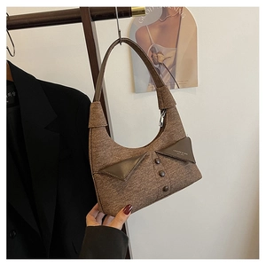 Détail d'un sac à bandoulière en tweed marron avec col de chemise unique et boutons décoratifs