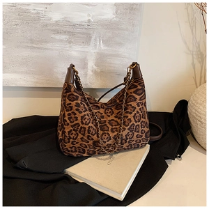 Nahaufnahme der Leopard-Hobo-Tasche mit goldener Metallkette und braunem Lederbesatz