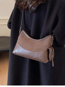 Vintage dunkelbraune Damen Tragetasche aus mattem Wildleder und Glattleder am Modell