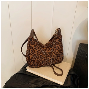 Detail der Hobo-Tasche mit Leopardenmuster, Goldkette und edler Wildleder-Haptik