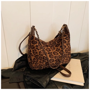 Detail der Hobo-Tasche mit Leopardenmuster, braunem Lederbesatz und goldener Kette