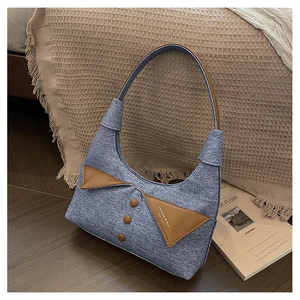Détail du sac sous le bras en denim bleu avec design col de chemise et accents cuir