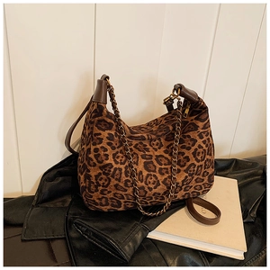 Detailaufnahme der Leoparden-Schultertasche mit braunem Lederbesatz und Goldkette