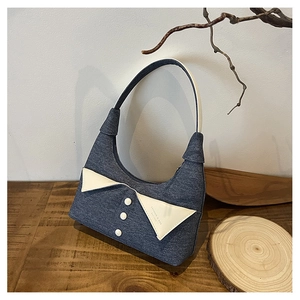 Détail du sac à bandoulière en jean créatif avec col blanc et boutons élégants