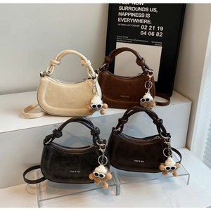 Moderne Satteltaschen in vier Farben mit Knotengriffen und flauschigen Anhängern