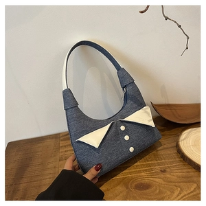 Détail d'un sac d'épaule en jean avec col blanc et boutons décoratifs élégants