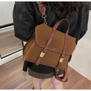 Brauner Vintage-Rucksack aus mattem Leder am Model in einer gemütlichen Innenansicht