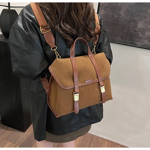 Rückansicht eines Modells mit einem Vintage-Rucksack aus braunem Wildleder und Leder