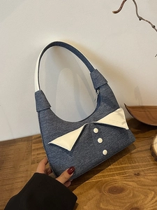 Sac sous le bras en denim rétro avec col blanc pour un look mode automne-hiver