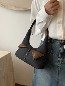 Sac bandoulière en denim gris foncé avec rabat en cuir marron et boutons décoratifs