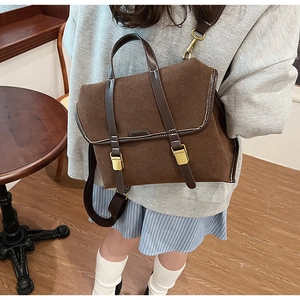 Detail der vintage braunen Tasche aus Mattleder mit Metallschnallen und Kontrastnähten