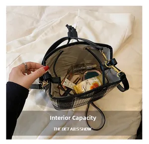 Vue macro de la capacité du sac seau à carreaux avec cosmétiques et cordon de serrage