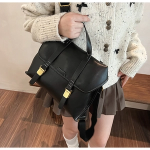 Details der schwarzen Vintage-Handtasche aus mattem Leder mit goldener Schnalle