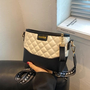 Sac à Épaule Matelassé Losange pour Femmes Cuir PU Couleur Contrastée Sac Bandoulière Seau Avec Large Bandoulière à Motifs