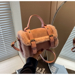 Dettagli borsa di peluche rosa con inserti in pelliccia, cinturini e fibbia metallica