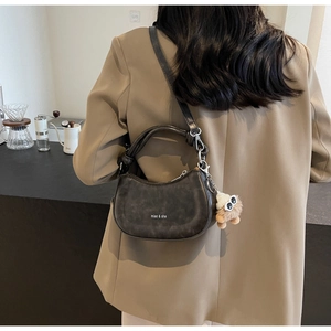 Retro-Satteltasche mit plüschigem Anhänger und weißem miao & she Schriftzug Detail