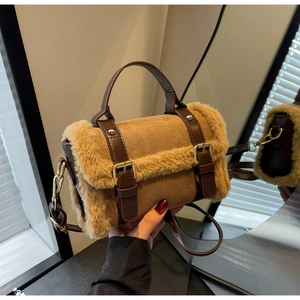 Dettaglio della borsa in peluche con inserti opachi marroni e fibbia in metallo