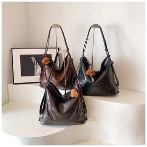 Dettaglio delle borse tote in pelle vintage nei colori marrone scuro, nero e moka