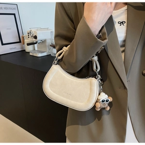 Detailansicht beige Satteltasche mit Knotengriff und niedlichem Plüsch-Anhänger