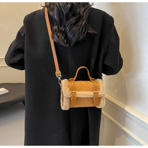 Dettaglio borsa in pelle scamosciata marrone con bordo in ecopelliccia beige