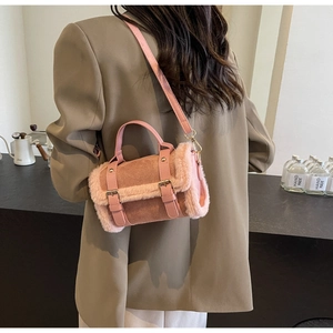 Dettaglio della borsa rosa con bordo in ecopelliccia indossata da una modella