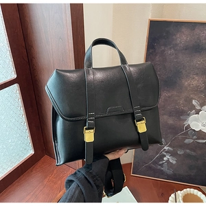 Details der Vintage-Aktentasche aus mattem Leder mit Goldschnallen und Kontrastnaht