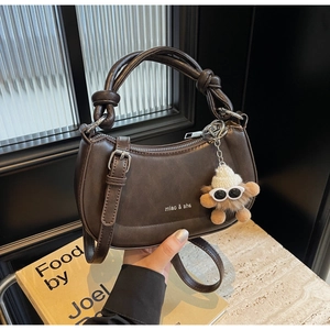Detailansicht der kaffeebraunen Satteltasche mit Knotengriff und miao & she Aufdruck