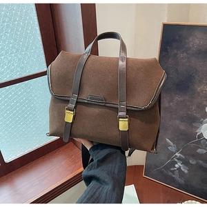 Nahaufnahme der mattbraunen Vintage-Aktentasche mit goldenen Schnallen und Kontrastnähten