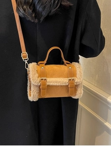 Borsa a tracolla in pelle scamosciata marrone con ecopelliccia e manico da donna