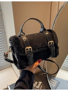 Elegante borsa a tracolla in peluche nera con finiture in pelle e fibbie dorate