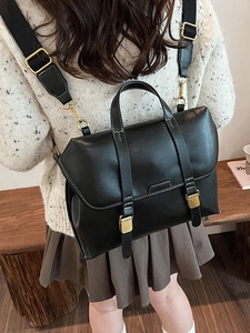 Vintage-Rucksack in Mattschwarz mit goldener Schnalle und breitem Schultergurt