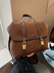 Retro-Rucksack für Damen aus braunem Wildleder mit Kontrastnähten und Metallschnallen